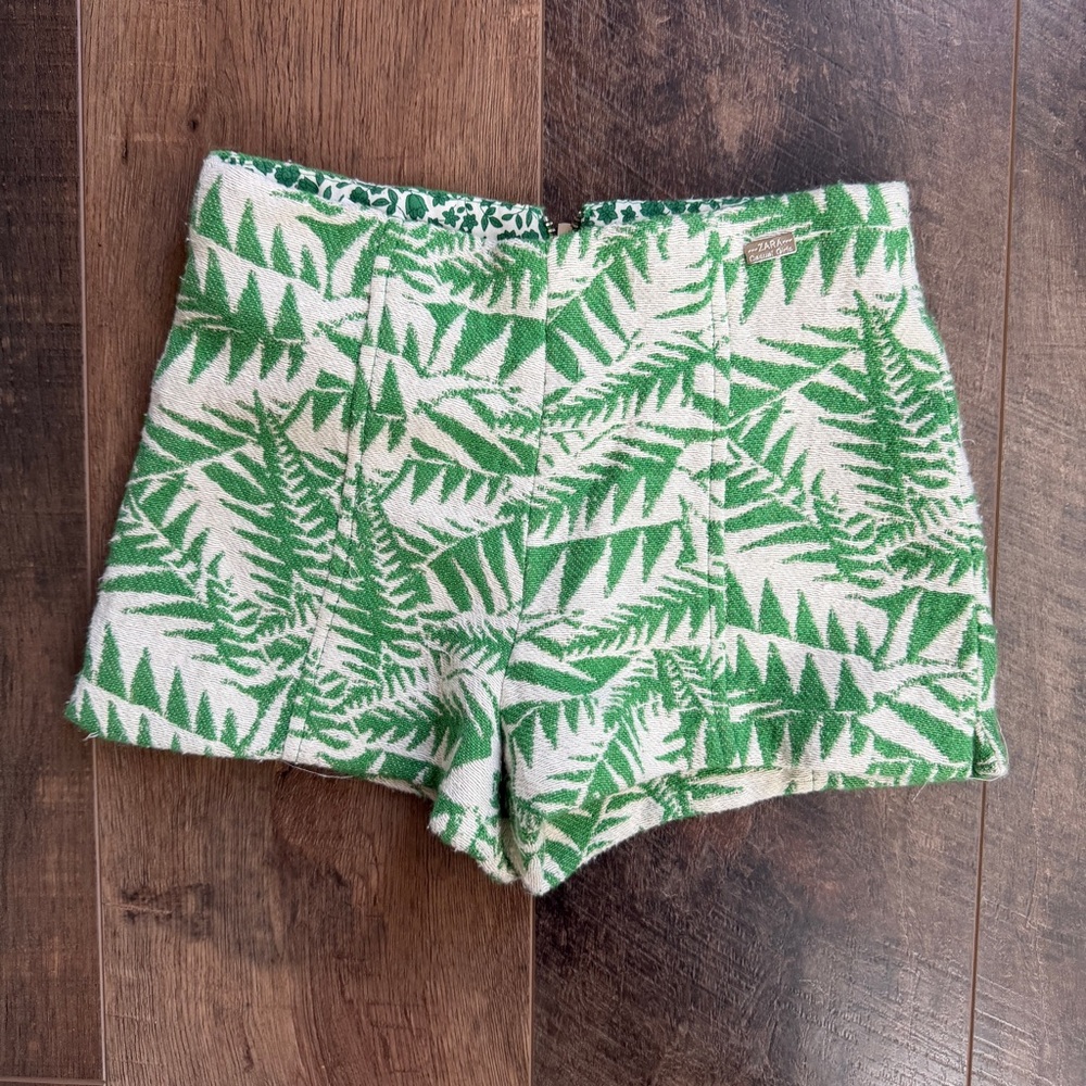 Zara High-Waist Fern Print Shorts in Green and White